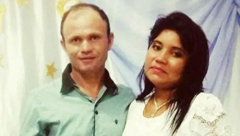 Imagem 1 - Marceneiro é condenado a 21 anos de prisão pelo feminicídio da esposa, mas deixa fórum em liberdade. O caso do feminicídio de Daniele Araújo de Medeiros, ocorrido no dia 19 de janeiro de 2019, no município de São Fernando, foi julgado nesta quinta-feira (13), no Fórum Municipal Amaro Cavalcanti, em Caicó. Derinaldo Fernandes de Medeiros matou a esposa com um tiro na cabeça, e ainda enterrou o corpo em cova no quintal de casa. O conselho de sentença decidiu que o réu era culpado, mas ele saiu do fórum em liberdade. A defesa diz que irá recorrer para anular o júri. Imagem 1 - Marceneiro é condenado a 21 anos de prisão pelo feminicídio da esposa, mas deixa fórum em liberdade. O caso do feminicídio de Daniele Araújo de Medeiros, ocorrido no dia 19 de janeiro de 2019, no município de São Fernando, foi julgado nesta quinta-feira (13), no Fórum Municipal Amaro Cavalcanti, em Caicó. Derinaldo Fernandes de Medeiros matou a esposa com um tiro na cabeça, e ainda enterrou o corpo em cova no quintal de casa. O conselho de sentença decidiu que o réu era culpado, mas ele saiu do fórum em liberdade. A defesa diz que irá recorrer para anular o júri.