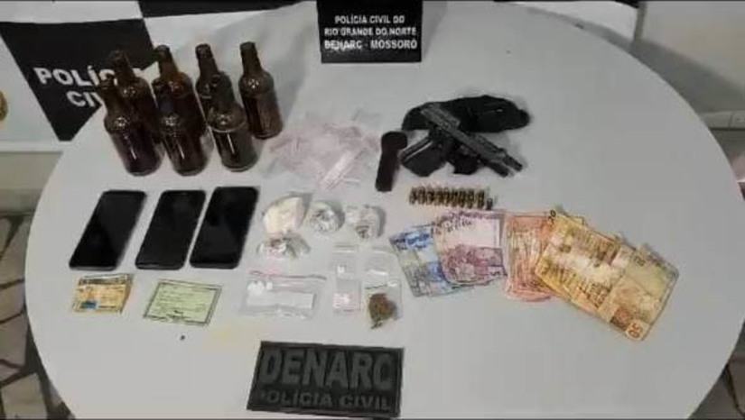 Imagem 1 - Polícia Civil prende casal por tráfico de drogas no bairro Santo Antônio, em Mossoró. A prisão aconteceu na manhã desta sexta-feira (14). Através de um trabalho de investigação da Delegacia de Narcóticos, os agentes chegaram até os dois que estariam realizando tráfico de drogas em uma residência na rua João Soares de Amorim. Os policiais realizaram uma abordagem, onde a dona da casa autorizou a entrada. Após buscas, foram apreendidos uma pistola calibre .380 municiada, porções de cocaína prontas para a comercialização, porções de maconha, dinheiro fracionado e aparelhos celulares. Imagem 1 - Polícia Civil prende casal por tráfico de drogas no bairro Santo Antônio, em Mossoró. A prisão aconteceu na manhã desta sexta-feira (14). Através de um trabalho de investigação da Delegacia de Narcóticos, os agentes chegaram até os dois que estariam realizando tráfico de drogas em uma residência na rua João Soares de Amorim. Os policiais realizaram uma abordagem, onde a dona da casa autorizou a entrada. Após buscas, foram apreendidos uma pistola calibre .380 municiada, porções de cocaína prontas para a comercialização, porções de maconha, dinheiro fracionado e aparelhos celulares.