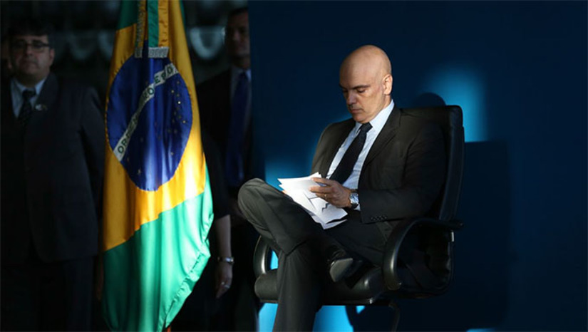 Imagem 1 -  Agressão sofrida pelo presidente do STF dispertou reação imediata do Ministro da Justiça, Flávio Dino, e o presidente do Senado, Rodrigo Pacheco. Comportamento criminoso de quem acha que pode fazer qualquer coisa por ter dinheiro no bolso. Querem ser ‘elite’ mas não tem a educação mais elementar", escreveu Flávioi Dino. “Mais do que criminoso e aviltante às pessoas, às instituições e à democracia, esse tipo de comportamento mina o caminho que se visa construir de um país de progresso, civilizado e pacífico”, disse Rodrigo Pacheco. Ao menos um suspeito já foi identificado pela Polícia Federal.