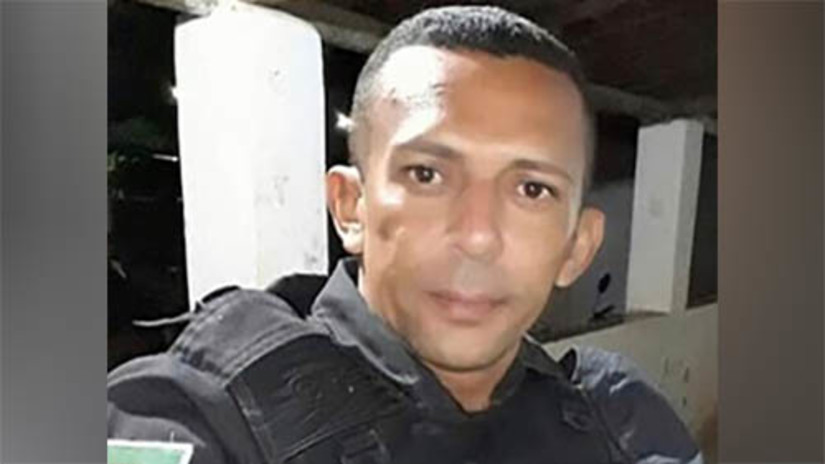 Imagem 1 -  PM reformado é assassinado a tiros enquanto bebia com amigos no município de Itajá. O crime aconteceu na noite deste domingo (16), em um bar localizado no bairro João Leopoldo. A vítima, identificada apenas como Altair, bebia com amigos quando foi surpreendida por criminosos, que chegaram ao local em um veículo, desceram, entraram no estabelecimento e efetuaram disparos de arma de fogo contra ele. O PM foi atingido com tiros na região da barriga, tórax e cabeça, entrando em óbito no local. Outra pessoa, que também foi ferida no tiroteio, foi socorrida e seu estado de saúde é desconhecido.