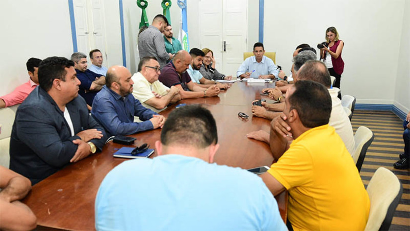 Imagem 1 - Allyson define reunião com Zenaide como um momento de prestar contas dos recursos destinados a Mossoró. O prefeito do município recebeu a senadora nesta segunda-feira (17), no Palácio da Resistência. “Nossa senadora presente em Mossoró, trazendo mais novidades. É um momento importante para fazer uma prestação de contas da quantidade de recursos enviados para a cidade. Estou falando da construção de unidades de saúde, de pontos de atendimento na zona rural e de passagens molhadas e da destinação de recursos para casas populares”, disse. Imagem 1 - Allyson define reunião com Zenaide como um momento de prestar contas dos recursos destinados a Mossoró. O prefeito do município recebeu a senadora nesta segunda-feira (17), no Palácio da Resistência. “Nossa senadora presente em Mossoró, trazendo mais novidades. É um momento importante para fazer uma prestação de contas da quantidade de recursos enviados para a cidade. Estou falando da construção de unidades de saúde, de pontos de atendimento na zona rural e de passagens molhadas e da destinação de recursos para casas populares”, disse.