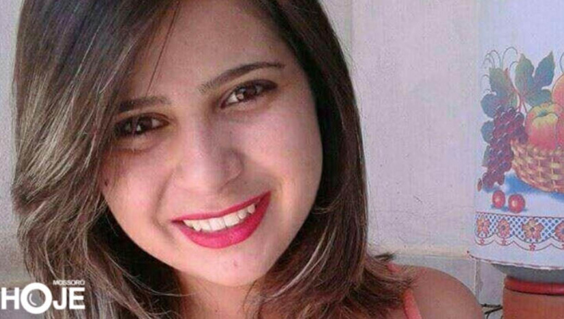 Imagem 1 - Delegada esclarece que “Caso Valéria” foi investigado como latrocínio, pela Defur, e inquérito já remetido à justiça. Dra. Cristiane Magalhães explica que a cada homicídio elucidado pela Delegacia de Homicídios, as pessoas tendem a cobrar respostas do caso de Valéria Patrícia, mas que, na época em que a jovem, de 20 anos, foi morta, o caso foi investigado como Latrocínio (roubo seguido de morte) e conduzido pela Delegacia de Furtos e Roubos (Defur). A delegada diz que entende que as pessoas queiram uma resposta, mas que ela, sequer, teve acesso aos autos desse inquérito que, inclusive, já foi concluído pela Defur e remetido à justiça, onde encontra-se arquivado, por falta de provas, desde 2019. Imagem 1 - Delegada esclarece que “Caso Valéria” foi investigado como latrocínio, pela Defur, e inquérito já remetido à justiça. Dra. Cristiane Magalhães explica que a cada homicídio elucidado pela Delegacia de Homicídios, as pessoas tendem a cobrar respostas do caso de Valéria Patrícia, mas que, na época em que a jovem, de 20 anos, foi morta, o caso foi investigado como Latrocínio (roubo seguido de morte) e conduzido pela Delegacia de Furtos e Roubos (Defur). A delegada diz que entende que as pessoas queiram uma resposta, mas que ela, sequer, teve acesso aos autos desse inquérito que, inclusive, já foi concluído pela Defur e remetido à justiça, onde encontra-se arquivado, por falta de provas, desde 2019.