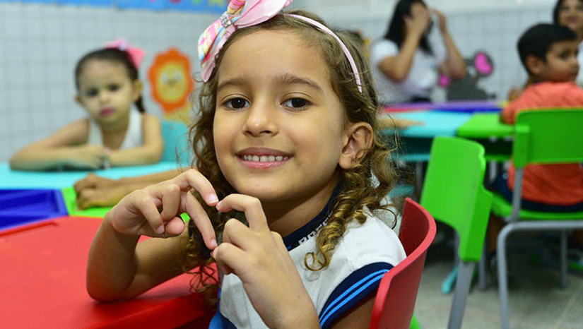 Imagem 1 -  93% dos pais de alunos da Rede Municipal estão satisfeitos com a escola em que seus filhos estudam. Os resultados de um levantamento feito pela ouvidoria de Mossoro, revelam uma tendência positiva, onde os pais expressam uma ampla aprovação em relação à educação proporcionada pela gestão municipal. O relatório foi elaborado em cima de entrevistas realizadas através da ação “Ouvidoria nas Escolas”, modo itinerante que visa buscar a opinião de pais, alunos e servidores no âmbito escolar.  Outro ponto que chamou atenção foi a avaliação do corpo docente do município, que está cada vez mais qualificado, chegando a uma aprovação de quase 90%, considerado “ótimo” e “bom”, segundo o relatório. 