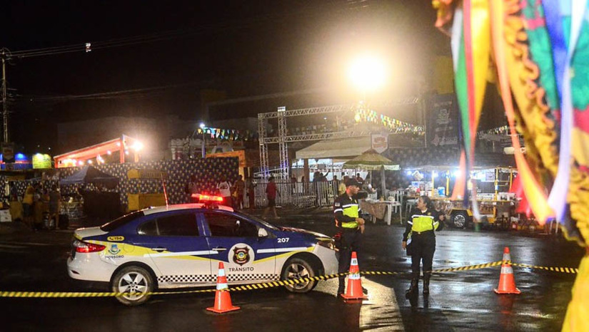 Imagem 1 - Trânsito próximo a Estação das Artes terá alterações durante o “Mossoró Sal e Luz”. A circulação de veículos na avenida Rio Branco, no entorno da antiga estação ferroviária de Mossoró, será completamente restrita. O espaço será destinado exclusivamente ao público participante do evento, das 16h à 0h, de quinta-feira (20) até sábado (22). As intervenções ocorrerão nas intermediações da avenira Rio Branco com as ruas Dr. João Marcelino, José Otávio, Duodécimo Rosado, Roderick Grandall, Meire Sá e a avenida Augusto Severo. O tráfego também será bloqueado no cruzamento da avenida Alberto Maranhão com a avenida Augusto Severo. Imagem 1 - Trânsito próximo a Estação das Artes terá alterações durante o “Mossoró Sal e Luz”. A circulação de veículos na avenida Rio Branco, no entorno da antiga estação ferroviária de Mossoró, será completamente restrita. O espaço será destinado exclusivamente ao público participante do evento, das 16h à 0h, de quinta-feira (20) até sábado (22). As intervenções ocorrerão nas intermediações da avenira Rio Branco com as ruas Dr. João Marcelino, José Otávio, Duodécimo Rosado, Roderick Grandall, Meire Sá e a avenida Augusto Severo. O tráfego também será bloqueado no cruzamento da avenida Alberto Maranhão com a avenida Augusto Severo.