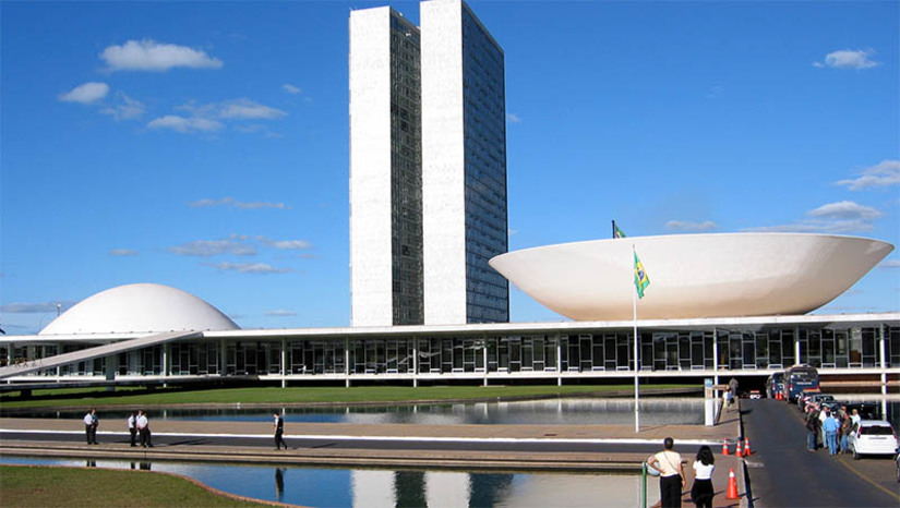 Imagem 1 -  [COLUNA ESPLANADA] O PT vai mesmo para a disputa política no Congresso no 2º semestre. Além da Reforma Tributária, da nova lei que prevê o voto de qualidade do Governo no CARF e do arcabouço fiscal, as bancadas do PT no Congresso definiram uma agenda densa e polêmica com o fim do recesso parlamentar. O líder do PT na Câmara, Zeca Dirceu (PR), elencou o que pretendem aprovar até dezembro: o sistema nacional de educação com escola integral; destinar 100% dos tributos dos jogos eletrônicos à escola básica; taxar os lucros e dividendos dos grandes investidores e criar impostos para as grandes fortunas. Para contornar as dificuldades com a proposta de cobrar impostos de grandes patrimônios, Zeca Dirceu sugere que o limite para se definir “fortuna” seja a partir de R$ 1 bilhão.