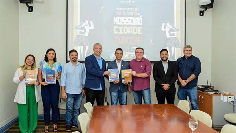 Imagem 1 - Luciano Araújo, representante da Fecomércio, parabenizou o prefeito Allyson Bezerra pela dedicação e visão visionária em garantir mais geração de emprego e renda para o povo de Mossoró. "Os números demonstrados pela Fecomércio demonstram que melhoramos muito em relação a 2022, tanto no retorno financeiro como também na presença da população nos polos. Isso se deve ao aumento da quantidade de polos, bem como da quantidade de dias e atrações em cada um", finaliza o prefeito. Imagem 1 - Luciano Araújo, representante da Fecomércio, parabenizou o prefeito Allyson Bezerra pela dedicação e visão visionária em garantir mais geração de emprego e renda para o povo de Mossoró. "Os números demonstrados pela Fecomércio demonstram que melhoramos muito em relação a 2022, tanto no retorno financeiro como também na presença da população nos polos. Isso se deve ao aumento da quantidade de polos, bem como da quantidade de dias e atrações em cada um", finaliza o prefeito.