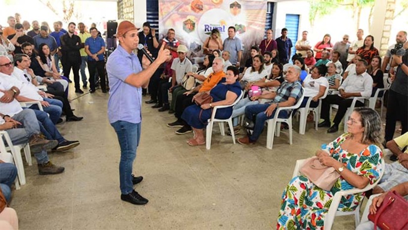 Imagem 1 - Em sua primeira etapa, o programa “Mossoró Rural” contemplou mais de 1.000 produtores rurais do município diretamente e outros 5.000 de forma indireta. O investimento foi superior a R$ 1 milhão em recursos da Prefeitura de Mossoró e do Sebrae. Aproximadamente, 100 comunidades rurais foram atendidas. Para este ano, a ideia da Prefeitura é ampliar ainda mais o programa, fechando um convênio com o Sebrae para um investimento de R$ 1,6 milhão em todas as cadeias produtivas de Mossoró. Imagem 1 - Em sua primeira etapa, o programa “Mossoró Rural” contemplou mais de 1.000 produtores rurais do município diretamente e outros 5.000 de forma indireta. O investimento foi superior a R$ 1 milhão em recursos da Prefeitura de Mossoró e do Sebrae. Aproximadamente, 100 comunidades rurais foram atendidas. Para este ano, a ideia da Prefeitura é ampliar ainda mais o programa, fechando um convênio com o Sebrae para um investimento de R$ 1,6 milhão em todas as cadeias produtivas de Mossoró.