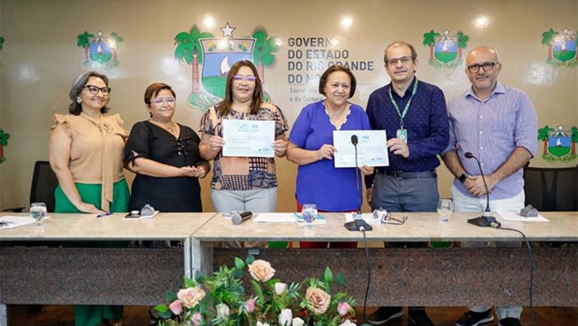 Imagem 1 - Com base no quantitativo de matrículas de cada escola, os recursos do RN Literário serão repassados diretamente para o Caixa Escolar das unidades de ensino. Essa abordagem visa promover a participação da comunidade escolar nas Feiras de Livros de Natal e Mossoró, possibilitando que as próprias escolas selecionem obras que atendam às necessidades de professores e estudantes, contribuindo para a composição, renovação e ampliação do acervo das bibliotecas escolares. Imagem 1 - Com base no quantitativo de matrículas de cada escola, os recursos do RN Literário serão repassados diretamente para o Caixa Escolar das unidades de ensino. Essa abordagem visa promover a participação da comunidade escolar nas Feiras de Livros de Natal e Mossoró, possibilitando que as próprias escolas selecionem obras que atendam às necessidades de professores e estudantes, contribuindo para a composição, renovação e ampliação do acervo das bibliotecas escolares.