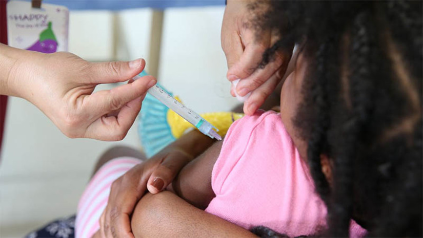 Imagem 1 -  OMS e Unicef apontam que países intensificaram esforços para enfrentar o retrocesso na imunização . Em 2022, 4 milhões a mais de crianças foram atendidas pelos serviços de imunização em comparação com 2021. De acordo com a pesquisa, 20,5 milhões de crianças deixaram de receber uma ou mais vacinas nos serviços de imunização de rotina em 2022, uma melhora em comparação com os 24 milhões de crianças que não foram imunizadas em 2021. Apesar disso, o número permanece maior do que os 18 milhões de crianças que ficaram de fora do esquema vacinal em 2019, antes da pandemia.