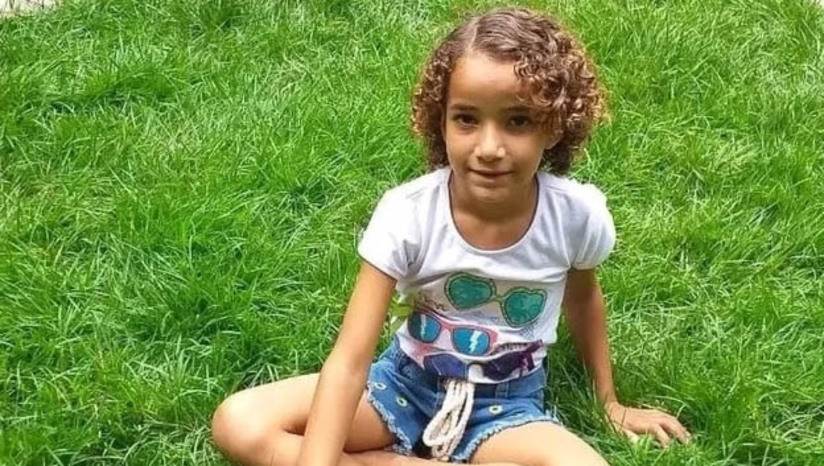 Imagem 1 -  Policiais do RN vão auxiliar nas buscas por menina de 8 anos desaparecida em Bananeiras/PB. Ana Sophia Gomes dos Santos, de 8 anos, desapareceu no início da tarde de 4 de julho, do distrito e Roma, na cidade paraibana, após ter pedido à mãe para ir brincar. Ela foi flagrada por câmera de segurança, usando um vestido azul floral, depois não foi mais vista. Desde então, uma força-tarefa foi mobilizada à sua procuda. De acordo com o Portal Correio, de João Pessoa, nesta quinta-feira (20), as buscas recomeçaram e a polícia da Paraíba solicitou apoio de forças policiais do RN e de Pernambuco. 