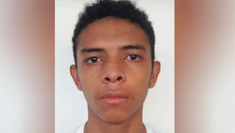 Imagem 1 -  Procurado por homicídio ocorrido em Areia Branca é preso pela polícia civil em Mossoró. Emanuel Lucas Soares da Silva, o “Luquinha”, de 24 anos, foi preso nesta quinta-feira (20), no Plantal 13 de Maio. Ele vinha sendo procurado desde o mês de maio, apontado como o autor dos disparos que matou Carlos Emanoel de Souza Avelino, conhecido como “Vaqueirinho”, no dia 23 de janeiro de 2023, na localidade Pedrinhas em Areia Branca. A prisão aconteceu no momento em que a DHPP de Mossoró, juntamente com equipes da Denarc, cumpriam mandados de busca e apreensão relacionados à investigação de outro homicídio, o de Paulo Ruan Vieira Costa, ocorrido no dia 21 de maio, em Mossoró.
