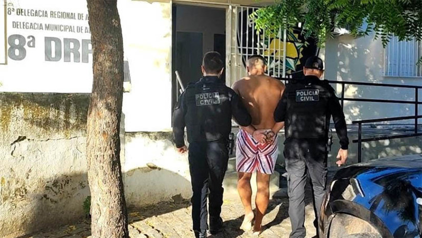 Imagem 1 - Polícia consegue desarticular último ponto de vendas de drogas da região de Alexandria. O ponto, localizado no município de Pilões, era o último local a resistir às operações de combate ao tráfico de etorpercentes que vem sendo desenvolvido nos últimos meses pela equipe da 76ª Delegacia de Polícia, do município de Alexandria. Um homem identificado como Jandilson Xavier de Paiva foi preso nesta sexta-feira (21), pelo crime de tráfico de drogas. Com ele foram encontradas 17 porções de cocaína, duas máquinas de cartão de crédito, 1640 embalagens de maconha, 19 cartões de débito/crédito, dentre outros objetos. Imagem 1 - Polícia consegue desarticular último ponto de vendas de drogas da região de Alexandria. O ponto, localizado no município de Pilões, era o último local a resistir às operações de combate ao tráfico de etorpercentes que vem sendo desenvolvido nos últimos meses pela equipe da 76ª Delegacia de Polícia, do município de Alexandria. Um homem identificado como Jandilson Xavier de Paiva foi preso nesta sexta-feira (21), pelo crime de tráfico de drogas. Com ele foram encontradas 17 porções de cocaína, duas máquinas de cartão de crédito, 1640 embalagens de maconha, 19 cartões de débito/crédito, dentre outros objetos.