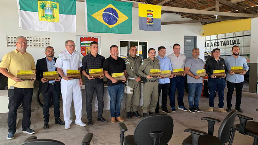Imagem 1 - 2ª CIPRv concede comenda a personalidades que contribuem para o trabalho de policiamento rodoviário. De acordo com o Major Emerson, comandante da 2ª Companhia Independente de Policiamento Rodoviária, a comenda “Amigos da 2ª CIPRv” é concedida a personalidades públicas e privadas, autoridades civis e militares, que contribuem para as atividades desenvolvidas pela Companhia. O evento de entrega das comendas aconteceu na manhã desta sexta-feira (21), na sede da 2ª CIPRV, em Mossoró. Imagem 1 - 2ª CIPRv concede comenda a personalidades que contribuem para o trabalho de policiamento rodoviário. De acordo com o Major Emerson, comandante da 2ª Companhia Independente de Policiamento Rodoviária, a comenda “Amigos da 2ª CIPRv” é concedida a personalidades públicas e privadas, autoridades civis e militares, que contribuem para as atividades desenvolvidas pela Companhia. O evento de entrega das comendas aconteceu na manhã desta sexta-feira (21), na sede da 2ª CIPRV, em Mossoró.