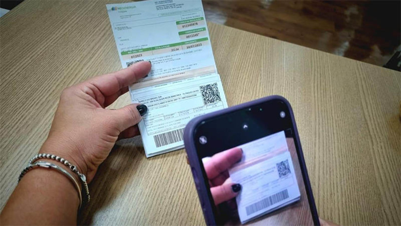 Imagem 1 - Conta de luz no Rio Grande do Norte pode ser paga via PIX por tods os consumidores. A novidade passou a ser oferecida pela Neoenergia Cosern desde o início de julho, com a inclusão de um QR-CODE nas cerca de 1,5 milhão de faturas emitidas todos os meses pela distribuidora. Até então, o pagamento via PIX estava disponível apenas para consumidores cadastrados na fatura digital e para quem solicitava segunda via da conta pelo WhatsApp (84 3215-6001). “Com a nova opção, os potiguares poderão fazer o pagamento da conta de luz de forma mais rápida e segura, a qualquer hora no dia”, explica Júlio Giraldi, superintendente de Relacionamento com Clientes da Neoenergia Cosern. Imagem 1 - Conta de luz no Rio Grande do Norte pode ser paga via PIX por tods os consumidores. A novidade passou a ser oferecida pela Neoenergia Cosern desde o início de julho, com a inclusão de um QR-CODE nas cerca de 1,5 milhão de faturas emitidas todos os meses pela distribuidora. Até então, o pagamento via PIX estava disponível apenas para consumidores cadastrados na fatura digital e para quem solicitava segunda via da conta pelo WhatsApp (84 3215-6001). “Com a nova opção, os potiguares poderão fazer o pagamento da conta de luz de forma mais rápida e segura, a qualquer hora no dia”, explica Júlio Giraldi, superintendente de Relacionamento com Clientes da Neoenergia Cosern.