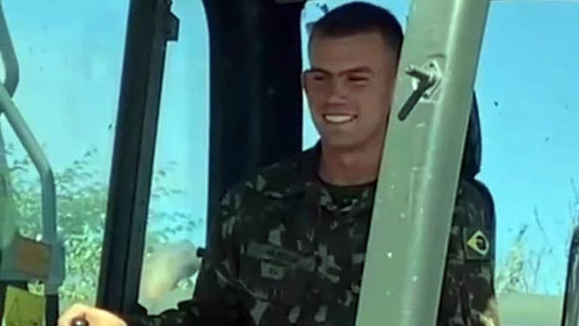 Imagem 1 - Militar do Exército morre atropelado por um carro desgovernado na BR-226, em Jucurutu. Marcelo Vitor Lopes de Oliveira Filho, de apenas 20 anos, estava atuando na sinalização de “pare e siga”, utilizada para controlar o fluxo durante as obras que estão sendo realizadas na via. Por volta das 9h desta sexta-feira (21), um motorista teria desobedecido o sinal de parada, perdeu o controle do veículo, colidiu em uma máquina e, após rodar na pista, atropelou o militar. O condutor ficou preso às ferragens e precisou ser retirado pelo Corpo de Bombeiros. Ele recebeu um auto de prisão em flagrante e deverá ser autuado por homicídio culposo. Imagem 1 - Militar do Exército morre atropelado por um carro desgovernado na BR-226, em Jucurutu. Marcelo Vitor Lopes de Oliveira Filho, de apenas 20 anos, estava atuando na sinalização de “pare e siga”, utilizada para controlar o fluxo durante as obras que estão sendo realizadas na via. Por volta das 9h desta sexta-feira (21), um motorista teria desobedecido o sinal de parada, perdeu o controle do veículo, colidiu em uma máquina e, após rodar na pista, atropelou o militar. O condutor ficou preso às ferragens e precisou ser retirado pelo Corpo de Bombeiros. Ele recebeu um auto de prisão em flagrante e deverá ser autuado por homicídio culposo.