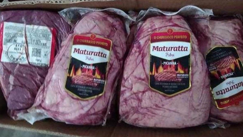 Imagem 1 -  Mulher tenta furtar picanhas de supermercado escondendo as peças em carrinho com bebê de 11 dias. A suspeita, cujo nome não foi divulgado pelo delegado Luís Antônio, da Delegacia de Plantão, foi presa neste final de semana, em um supermecado localizado no bairro Doze Anos, no momento em que tentava deixar o local levando 6 peças de picanha, avaliadas em cerca de R$ 700. A mulher estava com um bebê de apenas 11 dias, tendo colocado as peças rodeando a criança, dentro do carrinho de transporte. Ela foi autuada em flagrante por furto e arbritrada uma fiança no valor de R$ 500, paga por meio de um advogado. O delegado acredita que alguém se sensibilizou com a situação do bebê, que seria separado da mãe, e acabou pagando a fiança.