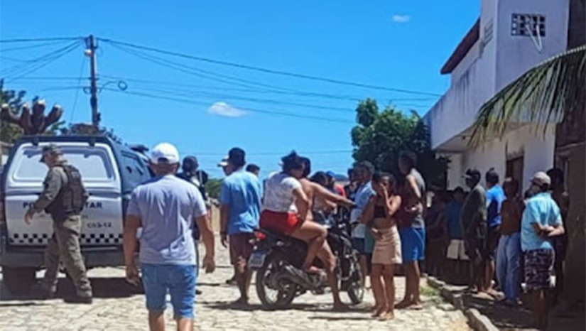 Imagem 1 - Paraibano é executado a tiros no muncípio de Patu; suspeito estava sozinho e fugiu em uma moto. De acordo com informações da polícia militar, a vítima, identificada como João da Silva Ribeiro, conhecido como “Manoel de Rita Furada”, de 36 anos, estava na calçada de uma residência, próximo à academia de Bezinha, no bairro Nova Patu, quando foi surpreendido pelo atirador. O suspeito efetuou vários disparos contra João. Após a vítima cair no chão, o atirador ainda efetuou outros disparos contra ela. Segundo a PM, João não tinha antecedentes e era tido como uma pessoa trabalhadora. A PM também informou ao MOSSORÓ HOJE que fez diligências à procura do suspeito, inclusive entrando em contato a polícia de cidades vizinhas, mas não obteve sucesso. Imagem 1 - Paraibano é executado a tiros no muncípio de Patu; suspeito estava sozinho e fugiu em uma moto. De acordo com informações da polícia militar, a vítima, identificada como João da Silva Ribeiro, conhecido como “Manoel de Rita Furada”, de 36 anos, estava na calçada de uma residência, próximo à academia de Bezinha, no bairro Nova Patu, quando foi surpreendido pelo atirador. O suspeito efetuou vários disparos contra João. Após a vítima cair no chão, o atirador ainda efetuou outros disparos contra ela. Segundo a PM, João não tinha antecedentes e era tido como uma pessoa trabalhadora. A PM também informou ao MOSSORÓ HOJE que fez diligências à procura do suspeito, inclusive entrando em contato a polícia de cidades vizinhas, mas não obteve sucesso.