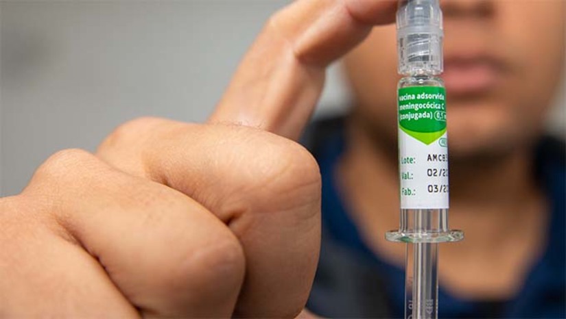 Imagem 1 -  A vacina meningocócica ACWY, que previne a meningite e infecções generalizadas causadas pela bactéria meningococo dos tipos A, C, W e Y, está disponível para adolescentes de 13 a 19 anos em todos os municípios do Rio Grande do Norte até 31 de julho.  Adolescentes e adultos jovens são os principais responsáveis pela manutenção da circulação da doença na comunidade, por isso a Secretaria de Estado da Saúde Pública (Sesap) emitiu no início deste mês uma Nota Informativa recomendando a todos os municípios do RN que ampliassem a oferta da vacina para esta faixa etária.
