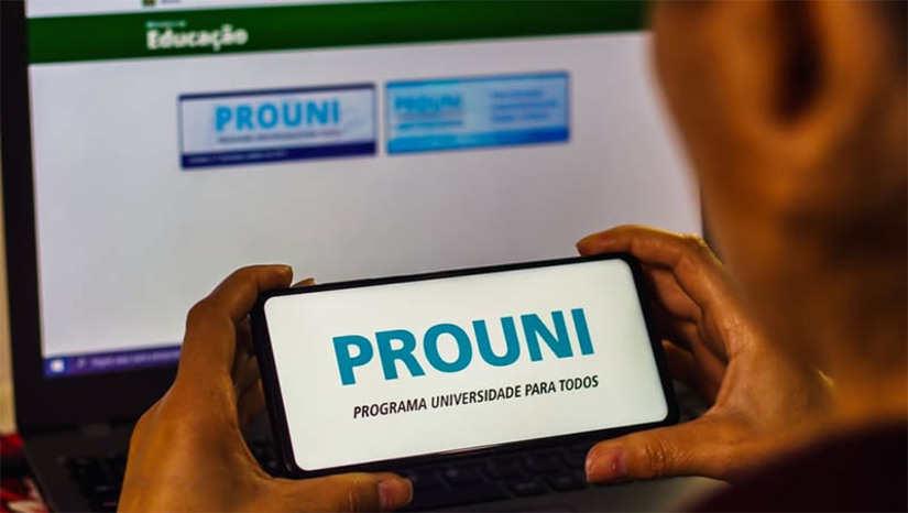 Imagem 1 -  Lista de pré-selecionados na 2ª chamada do Prouni do segundo semestre de 2023 é divulgada. A relação está disponível no  site do Prouni. A segunda edição do programa ofertou 276.566 bolsas, sendo 215.530 integrais e 61.036 parciais (50%). O candidato pré-selecionado na segunda chamada deverá entregar a documentação na instituição de ensino superior para a qual foi pré-selecionado, no período de 24 de julho a 3 de agosto. O procedimento visa à comprovação das informações prestadas na inscrição e pode ser realizado por comparecimento na instituição ou por meio eletrônico.   