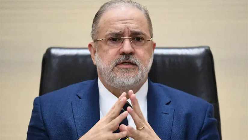 Imagem 1 -  [COLUNA ESPLANADA] Se o presidente Lula da Silva mantiver no posto o Procurador Geral da República, Augusto Aras, a decisão terá mais lógica política. As ligações da família Aras com petistas remontam às eleições de 1986. Na época, o pai do atual chefe do MPF, o ex-deputado federal Roque Aras, concorreu (e perdeu) para senador pelo PT, na campanha que elegeu Waldir Pires governador da Bahia. Apesar de muito atacado por sua atuação considerada omissa em relação ao Governo Jair Bolsonaro e até chamado de bolsonarista, Aras – que nunca teve militância política – tem mais “raiz petista” do que muitos pensam.
