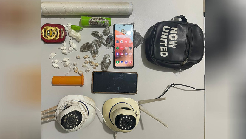 Imagem 1 - Homem é preso pelo crime de tráfico de drogas no município de Tibau. A prisão em flagrante de Mikael Lima Jacinto aconteceu na manhã desta terça-feira (25). Contra ele, havia um extrato de disque-denúncia, que motivou o pedido para um mandado de busca e apreensão nas casas onde o supeito, supostamente, exercia atividade criminosa. Ao realizarem as buscas, os policiais encontraram com o Mikael drogas e apetrechos para o tráfico, além de câmeras de monitoramento instaladas ao longo da rua onde situam-se as casas investigadas. Imagem 1 - Homem é preso pelo crime de tráfico de drogas no município de Tibau. A prisão em flagrante de Mikael Lima Jacinto aconteceu na manhã desta terça-feira (25). Contra ele, havia um extrato de disque-denúncia, que motivou o pedido para um mandado de busca e apreensão nas casas onde o supeito, supostamente, exercia atividade criminosa. Ao realizarem as buscas, os policiais encontraram com o Mikael drogas e apetrechos para o tráfico, além de câmeras de monitoramento instaladas ao longo da rua onde situam-se as casas investigadas.