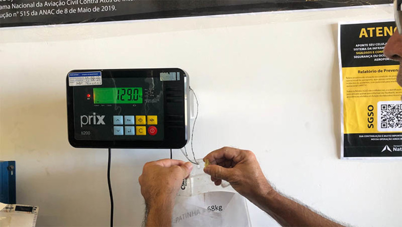 Imagem 1 - IPEM/RN fiscaliza balanças de pesagem de bagagens e de carga nos aeroportos de Mossoró e Natal. A verificação visa garantir a pesagem correta das bagagens e evitar prejuízo financeiro para o consumidor. Foram verificadas 73 balanças de pesagem de bagagens e de carga nos dois aeroportos , além de 22 bicos de combustível em Natal. Apenas uma balança apresentou irregularidade por peso acima do valor tolerado e dois bicos de combustível tiveram erro por pressão abaixo do permitido e por divergência nos valores apresentados na medição. Imagem 1 - IPEM/RN fiscaliza balanças de pesagem de bagagens e de carga nos aeroportos de Mossoró e Natal. A verificação visa garantir a pesagem correta das bagagens e evitar prejuízo financeiro para o consumidor. Foram verificadas 73 balanças de pesagem de bagagens e de carga nos dois aeroportos , além de 22 bicos de combustível em Natal. Apenas uma balança apresentou irregularidade por peso acima do valor tolerado e dois bicos de combustível tiveram erro por pressão abaixo do permitido e por divergência nos valores apresentados na medição.