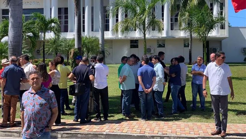 Imagem 1 -  O protesto aconteceu mesmo após acordo firmado entre as prefeituras e o governo do Estado sobre o pagamento dos repasses do ICMS em atraso. Em nota, o Governo defende o caminho do diálogo e, no que se refere à pauta de reivindicações apresentada pelos prefeitos através da Femurn, destaca que aceitou a proposta quanto ao principal pleito — a regularização dos repasses em atraso relativos à compensação do ICMS de 2022 —, na quantidade de parcelas sugeridas pela Federação.