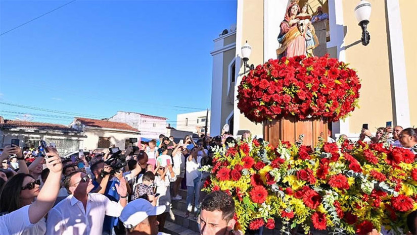 Imagem 1 - Ezequiel Ferreira participa da procissão de Sant’Ana em Currais Novos. Ao lado da governadora Fátima Bezerra (PT), de deputados estaduais e do secretário de obras do município, Lucas Galvão, o presidente da ALRN renovou sua fé e esperança por dias melhores, neste que é um dos momentos mais especiais do ano em sua terra natal. “Foram dias de muita alegria e fé, onde o povo de Currais Novos pôde celebrar, se reencontrar, festejar e adorar a nossa padroeira. Como curraisnovense posso afirmar que essa festa vai ficar na história", ressaltou Ezequiel. Imagem 1 - Ezequiel Ferreira participa da procissão de Sant’Ana em Currais Novos. Ao lado da governadora Fátima Bezerra (PT), de deputados estaduais e do secretário de obras do município, Lucas Galvão, o presidente da ALRN renovou sua fé e esperança por dias melhores, neste que é um dos momentos mais especiais do ano em sua terra natal. “Foram dias de muita alegria e fé, onde o povo de Currais Novos pôde celebrar, se reencontrar, festejar e adorar a nossa padroeira. Como curraisnovense posso afirmar que essa festa vai ficar na história", ressaltou Ezequiel.