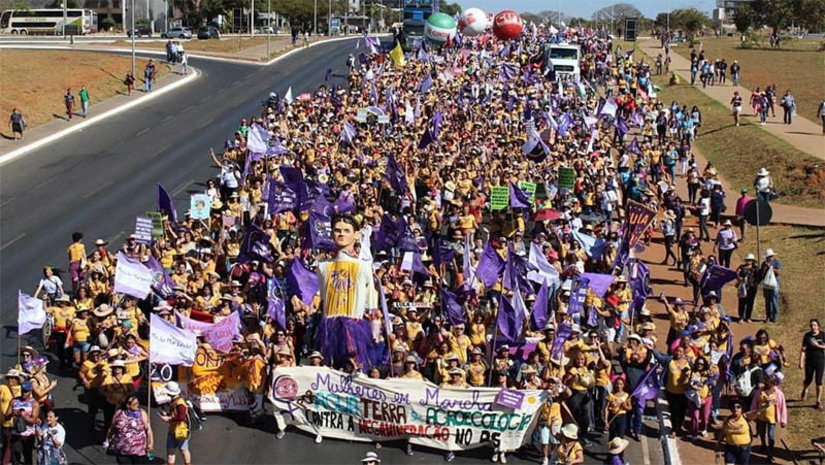 Imagem 1 -  A exibição acontecerá nesta sexta-feira (28), às 18h. O filme documenta a IV Ação Internacional da Marcha das Mulheres no Brasil (2015). Perpassa por 10 Estados mostrando as resistências e alternativas construídas pelas mulheres na defesa de seus corpos e territórios em todo o país. Um filme cheio de cores, sotaques e da realidade que toca diariamente a vida das mulheres. A exibição do filme tem o propósito de arrecadar recursos para que as mulheres da Marcha de Mossoró possam ir à Marcha das Margaridas nos dias 15 e 16 de agosto em Brasília. Os ingressos estão sendo vendidos no Centro Feminista 8 de  Março, pelo Instagram @marchamulheresrn ou podem ser adquiridos na hora da exibição nos valores de 5,00 reais estudante e 10,00 inteira.