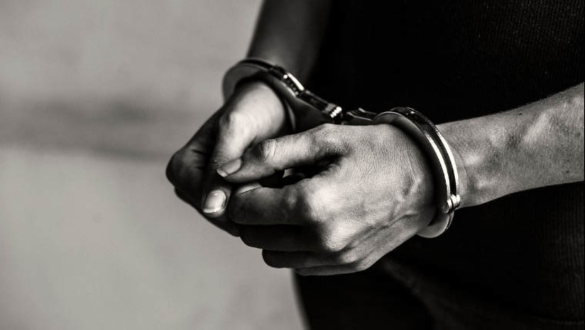 Imagem 1 - Suspeito de cometer estupro de vulnerável contra irmã de 10 anos é preso em Pau dos Ferros. O homem, de 18 anos, foi preso nesta quinta (27). Ele não teve o nome divulgado para evitar exposição da vítima, sua irmã mais nova, de apenas 10 anos. O jovem era considerado foragido e vinha sendo procurado pela polícia desde o dia em que o fato foi denunciado. De acordo com o Delegado Carlos Michel, da Deam de Pau dos Ferros, nesta quinta o suspeito sofreu um acidente em Itaú/RN e buscou atendimento médico no Hospital Regional Cleodon Carlos de Andrade, em Pau dos Ferros. Quando identificado, a equipe da Deam foi acionada e deu cumprimento ao mandado de prisão preventiva expedido contra ele. Imagem 1 - Suspeito de cometer estupro de vulnerável contra irmã de 10 anos é preso em Pau dos Ferros. O homem, de 18 anos, foi preso nesta quinta (27). Ele não teve o nome divulgado para evitar exposição da vítima, sua irmã mais nova, de apenas 10 anos. O jovem era considerado foragido e vinha sendo procurado pela polícia desde o dia em que o fato foi denunciado. De acordo com o Delegado Carlos Michel, da Deam de Pau dos Ferros, nesta quinta o suspeito sofreu um acidente em Itaú/RN e buscou atendimento médico no Hospital Regional Cleodon Carlos de Andrade, em Pau dos Ferros. Quando identificado, a equipe da Deam foi acionada e deu cumprimento ao mandado de prisão preventiva expedido contra ele.