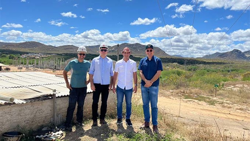 Imagem 1 - A convite do prefeito Fernando Bezerra, de Acari, Allyson visitou na manhã de hoje a cidade, conheceu diversos pontos turísticos, projetos e obras. Allyson esteve no Mercado de Artesanatos de Acari e tomou café no Mercado Central, ao lado do Prefeito Fernando Bezerra, o prefeito e ex-vereador de Carnaúba dos Dantas, Gilson Dantas e Marcos Nelita. “Ele é o prefeito de Mossoró, acompanho ele das redes sociais,” disse uma senhora no centro da cidade. O prefeito de Mossoró também visitou pela primeira vez o Açude das Gargalheiras, um dos maiores importantes do estado. Imagem 1 - A convite do prefeito Fernando Bezerra, de Acari, Allyson visitou na manhã de hoje a cidade, conheceu diversos pontos turísticos, projetos e obras. Allyson esteve no Mercado de Artesanatos de Acari e tomou café no Mercado Central, ao lado do Prefeito Fernando Bezerra, o prefeito e ex-vereador de Carnaúba dos Dantas, Gilson Dantas e Marcos Nelita. “Ele é o prefeito de Mossoró, acompanho ele das redes sociais,” disse uma senhora no centro da cidade. O prefeito de Mossoró também visitou pela primeira vez o Açude das Gargalheiras, um dos maiores importantes do estado.