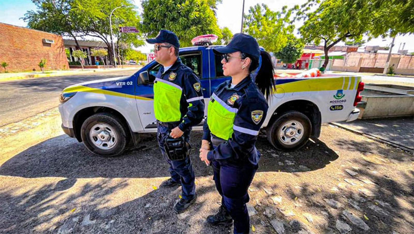 Imagem 1 - Agentes de trânsito passam a atender ocorrências com vítima e realizar abordagens e consultas preventivas. A ampliação das competências dos agentes de trânsito municipais aconteceu após alteração no Código de Trânsito Brasileiro (CTB), publicada na terça-feira (20), no Diário Oficial da União (DOU), que promoveu importante mudança no funcionamento e serviços do trânsito local. Na prática, a mudança fortalece as ações em segurança viária e mobilidade local. Veículos com queixa de furto, roubo e clonagem, por exemplo, poderão ser identificados durante a consulta ao sistema, assim como a checagem das informações do condutor. Outra novidade é sobre o uso do etilômetro. O equipamento passa a ser utilizado pelos agentes municipais de trânsito durante a fiscalização; veja outras mudanças. Imagem 1 - Agentes de trânsito passam a atender ocorrências com vítima e realizar abordagens e consultas preventivas. A ampliação das competências dos agentes de trânsito municipais aconteceu após alteração no Código de Trânsito Brasileiro (CTB), publicada na terça-feira (20), no Diário Oficial da União (DOU), que promoveu importante mudança no funcionamento e serviços do trânsito local. Na prática, a mudança fortalece as ações em segurança viária e mobilidade local. Veículos com queixa de furto, roubo e clonagem, por exemplo, poderão ser identificados durante a consulta ao sistema, assim como a checagem das informações do condutor. Outra novidade é sobre o uso do etilômetro. O equipamento passa a ser utilizado pelos agentes municipais de trânsito durante a fiscalização; veja outras mudanças.