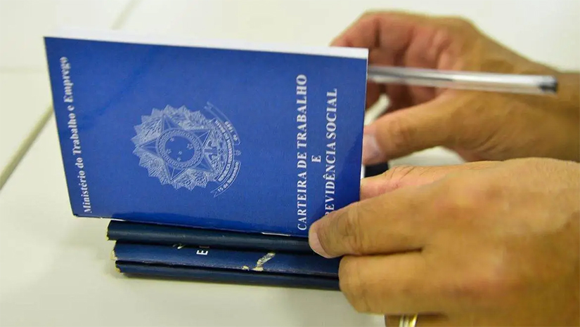 Imagem 1 - Desemprego no Brasil recua para 8% no segundo trimestre, diz IBGE. Os dados são da Pesquisa Nacional por Amostra de Domicílios (PNAD) Contínua, divulgada nesta sexta-feira (28) pelo Instituto Brasileiro de Geografia e Estatística (IBGE). No segundo trimestre de 2023, havia cerca de 8,6 milhões de pessoas sem emprego no país. O número de pessoas ocupadas, por sua vez, foi 98,9 milhões, com aumento de 1,1% na comparação trimestral e de 0,7% na anual. Imagem 1 - Desemprego no Brasil recua para 8% no segundo trimestre, diz IBGE. Os dados são da Pesquisa Nacional por Amostra de Domicílios (PNAD) Contínua, divulgada nesta sexta-feira (28) pelo Instituto Brasileiro de Geografia e Estatística (IBGE). No segundo trimestre de 2023, havia cerca de 8,6 milhões de pessoas sem emprego no país. O número de pessoas ocupadas, por sua vez, foi 98,9 milhões, com aumento de 1,1% na comparação trimestral e de 0,7% na anual.