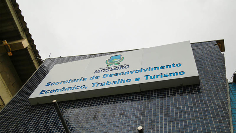 Imagem 1 - Interessados em vaga no Assaí podem deixar currículos na Secretaria de Desenvolvimento Econômico. Os interessados em concorrer a uma das 250 vagas de trabalho que estão disponíveis na rede atacadista, na cidade de Mossoró, devem entregar o currículo de forma presencial, na sede da Sedint, situada na rua Rui Barbosa, 282, Alto da Conceição. Os currículos serão recebidos até a próxima segunda-feira (31), das 10h às 15h. As vagas são para diferentes áreas e podem ser consultadas no Painel de Emprego, no site da Prefeitura de Mossoró. Imagem 1 - Interessados em vaga no Assaí podem deixar currículos na Secretaria de Desenvolvimento Econômico. Os interessados em concorrer a uma das 250 vagas de trabalho que estão disponíveis na rede atacadista, na cidade de Mossoró, devem entregar o currículo de forma presencial, na sede da Sedint, situada na rua Rui Barbosa, 282, Alto da Conceição. Os currículos serão recebidos até a próxima segunda-feira (31), das 10h às 15h. As vagas são para diferentes áreas e podem ser consultadas no Painel de Emprego, no site da Prefeitura de Mossoró.