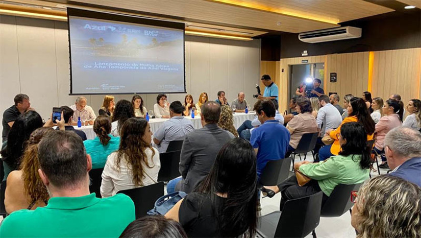 Imagem 1 -  Malha aérea do RN terá um incremento de 44% no número de voos na alta temporada. No geral, serão 17 novos voos dedicados, totalizando 238 voos no período de segunda quinzena de dezembro até o final de janeiro. O lançamento da malha aérea para a alta temporada no estado foi realizado nesta sexta-feira (28), pela Empresa Potiguar de Promoção Turística (Emprotur) e a Azul Viagens. Na ocasião, a secretária de Estado do Turismo, Aninha Costa, a diretoria-presidente da Emprotur, Roberta Duarte, a representante da Azul Viagens, Giulliana Mesquita, apresentaram ao trade a malha aérea da empresa para a alta temporada. O evento contou com a parceria do Sistema Fecomércio.