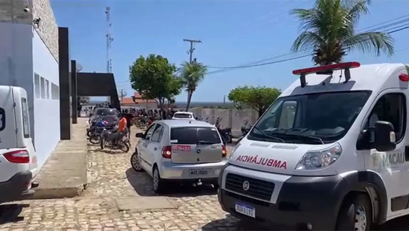 Imagem 1 -  Os servidores da empresa afetados pelo gás amônia foram socorridos para o hospital local e também do Alto do Rodrigues. O Corpo de Bombeiros de Assu interditou a unidade de beneficiamento de camarão, até fechar o vazamento de gás amônia, que ocorreu na unidade de produção de gelo. As pessoas feridas se recuperam bem! 