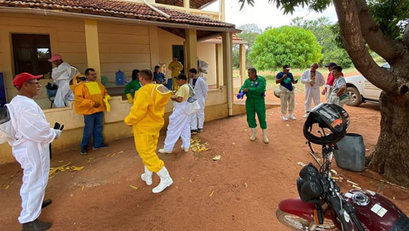 Imagem 1 -  O Curso de Apicultura teve aulas práticas no Campus Central da UFERSA e as aulas práticas na Fazenda de pesquisa da Instituição, em Alagoinhas. Ao todo, 20 agricultores receberam transporte e alimentação para fazer o curso com os professores pesquisadores da UFERSA.