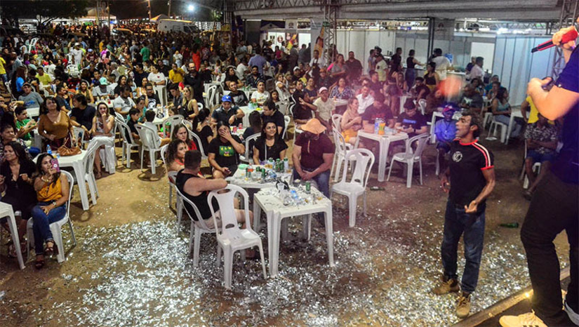 Imagem 1 -  Comerciantes não poderão vender bebidas em recipiente de vidro na Festa do Bode 2023. A proibição consta no Decreto Nº 6.866, de 27 de julho de 2023. A medida valerá para o perímetro do Parque Armando Buá, local que acontece o evento, e adjacências. O descumprimento da regra poderá acarretar em multa que varia de R$ 5 mil a R$ 10 mil.  De acordo com o secretário de Agricultura e Desenvolvimento Rural, Faviano Moreira, a medida visa garantir a segurança dos participantes do evento. A 23ª edição da Festa do Bode ocorrerá de 10 a 13 de agosto.