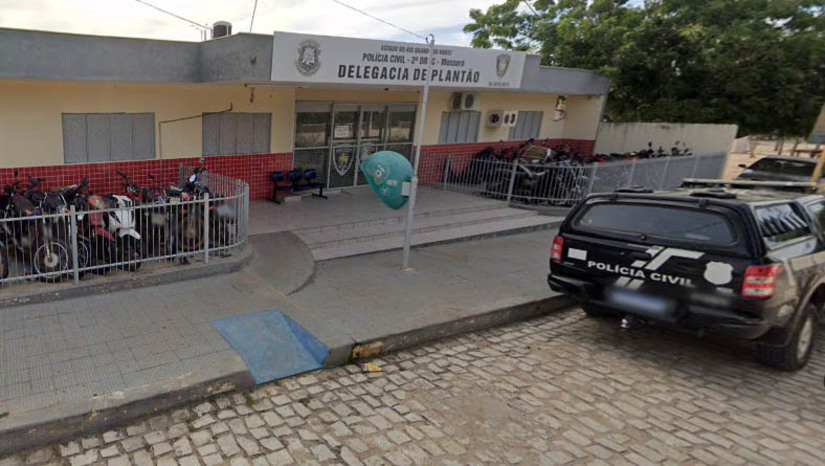Imagem 1 -  Mulher é agredida a pauladas pelo marido, na zona rural do município de Mossoró. O caso aconteceu neste domingo (30), no Sítio Bom Destino, na região da Alagoinha. A vítima estava em casa, acompanhada de outro homem, quando o marido dela, identificado como José Augusto Oliveira da Fonseca, voltou do trabalho. Ao ver os dois, ele se armou com um pedaço de madeira e agrediu a esposa. Uma viatura da PM foi acionada e levou o suspeito para a delegacia, onde foi autuado por lesão corporal, com base na Lei Maria da Penha. A mulher teve um ferimento na cabeça e, após ser atendida na UPA, prestou seu depoimento. Ela afirmou ao delegado Renato Oliveira que não estava acontecendo nada entre ela e o outro homem e que a agressão teria sido fruto do ciúmes do marido. 