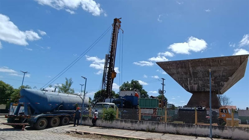Imagem 1 - Poço 11, que abastece 4 bairros de Mossoró, deverá ser religado no final da tarde desta segunda, 31. De acordo com a Caern, devido à complexidade do serviço que está sendo realizado no poço, foi necessário adiar o religamento do sistema. A previsão é que, após o religamento, o abastecimento dos bairros Abolição I e II, parte do Santo Antônio e Santa Delmira, seja normalizado em até 48h. Ainda segundo a Caern, o poço, que tem 917 metros, está passando por uma manutenção com sonda no revestimento interno, em área profunda. O investimento no serviço é de cerca de R$ 600 mil. Imagem 1 - Poço 11, que abastece 4 bairros de Mossoró, deverá ser religado no final da tarde desta segunda, 31. De acordo com a Caern, devido à complexidade do serviço que está sendo realizado no poço, foi necessário adiar o religamento do sistema. A previsão é que, após o religamento, o abastecimento dos bairros Abolição I e II, parte do Santo Antônio e Santa Delmira, seja normalizado em até 48h. Ainda segundo a Caern, o poço, que tem 917 metros, está passando por uma manutenção com sonda no revestimento interno, em área profunda. O investimento no serviço é de cerca de R$ 600 mil.
