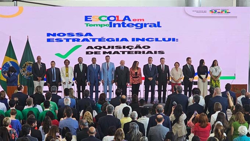 Imagem 1 - A meta do Governo do Estado do RN é implantar a educação em tempo integral em metade das escolas estaduais até 2025. Esse índice atualmente está em 32%. Essa meta ganha o apoio do Governo Federal com a sanção pelo Presidente da República, Luiz Inácio Lula da Silva, da Lei que institui o Programa Escola em Tempo Integral. A governadora Fátima Bezerra participou da solenidade em Brasília na qual o presidente assinou a sanção da Lei. Nova Lei sancionada hoje pelo presidente da República permite ampliar as 148 escolas já existentes. Imagem 1 - A meta do Governo do Estado do RN é implantar a educação em tempo integral em metade das escolas estaduais até 2025. Esse índice atualmente está em 32%. Essa meta ganha o apoio do Governo Federal com a sanção pelo Presidente da República, Luiz Inácio Lula da Silva, da Lei que institui o Programa Escola em Tempo Integral. A governadora Fátima Bezerra participou da solenidade em Brasília na qual o presidente assinou a sanção da Lei. Nova Lei sancionada hoje pelo presidente da República permite ampliar as 148 escolas já existentes.
