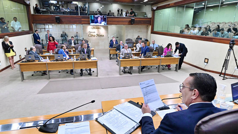 Imagem 1 -  Presidente da ALRN diz que retorno das atividades no plenário promete ser intenso. Os deputados estaduais do Rio Grande do Norte retomam as atividades em Plenário do segundo semestre de 2023 nesta terça-feira (1), após o recesso parlamentar. Com o fim da pausa regimental, o parlamento reabre os trabalhos com uma agenda extensa. Sessões plenárias, reuniões de comissões, sessões solenes e audiências públicas movimentam os próximos dias.