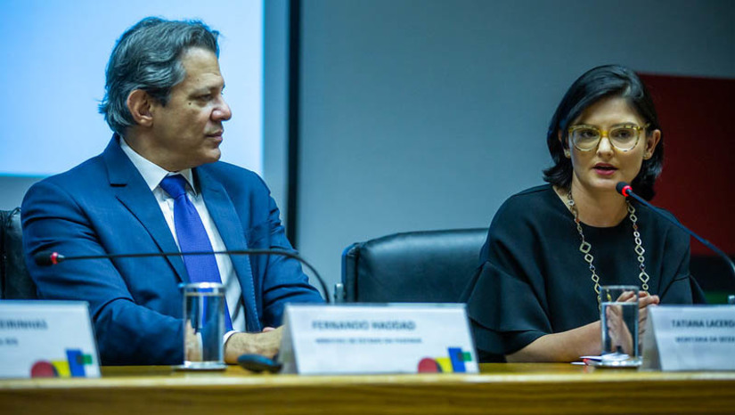 Imagem 1 - Governo lança sistema para reduzir prazo médio de liberação das cargas internacionais nos aeroportos. O CCT Importação – Modal Aéreo, lançado nesta segunda-feira (31) pelo Ministério da Fazenda, em parceria com o Ministério do Desenvolvimento, Indústria, Comércio e Serviços e com o Ministério de Portos e Aeroportos, terá uso intensivo de novas tecnologias e deve reduzir em 90% a exigência de intervenção humana no fluxo de cargas, com potencial de diminuir em até 80% o prazo médio de liberação das cargas que chegam ao país em voos internacionais. O tempo médio de despacho, por exemplo, cairá de cinco para apenas um dia. O novo modelo será implantado nesta quarta-feira (2) em todos os aeroportos internacionais brasileiros. Imagem 1 - Governo lança sistema para reduzir prazo médio de liberação das cargas internacionais nos aeroportos. O CCT Importação – Modal Aéreo, lançado nesta segunda-feira (31) pelo Ministério da Fazenda, em parceria com o Ministério do Desenvolvimento, Indústria, Comércio e Serviços e com o Ministério de Portos e Aeroportos, terá uso intensivo de novas tecnologias e deve reduzir em 90% a exigência de intervenção humana no fluxo de cargas, com potencial de diminuir em até 80% o prazo médio de liberação das cargas que chegam ao país em voos internacionais. O tempo médio de despacho, por exemplo, cairá de cinco para apenas um dia. O novo modelo será implantado nesta quarta-feira (2) em todos os aeroportos internacionais brasileiros.