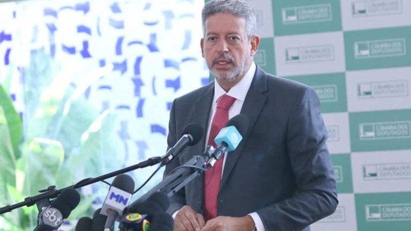 Imagem 1 -  Lira diz que ‘baixar os juros de maneira artificial pode prejudicar a economia e as pessoas mais pobres’. O presidente da Câmara, deputado Arthur Lira, defendeu a redução da taxa de juros "com naturalidade". “Penso que as coisas têm de acontecer com naturalidade, agir com artificialidade poderia machucar as camadas mais baixas. Todo mundo fez o seu papel e não vejo a vontade de se manter os juros como estão”, disse Lira em entrevista ao programa Roda Viva, da TV Cultura, nesta segunda-feira (31). Na oportunidade, Lira também voltou a afirmar que, até o fim do mês, a Casa deve votar o texto com as modificações aprovadas pelo Senado no novo arcabouço fiscal (PLP 93/23).