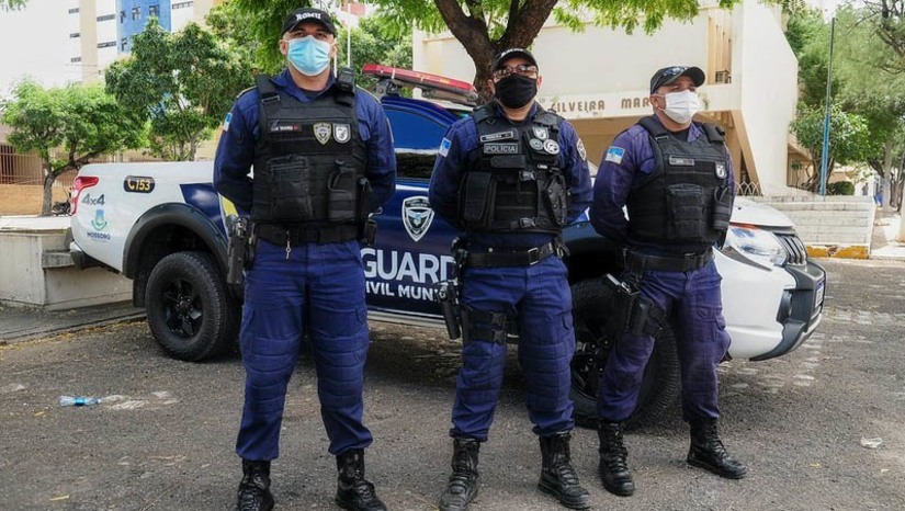 Imagem 1 - Mossoró apresentou redução de 70% no número de homicídios em julho; no ano a redução é de 41,67%. Os dados são da Agência Regional de Inteligência da Polícia Militar do Rio Grande do Norte e leva em consideração os números de 2023, em comparação com o mesmo período do ano passado. Um fator importante e que contribui para essa redução foi o investimento em tecnologia, aprimorando as investigações, auxiliando no combate ao crime, além da integração de informações entre as diferentes forças de segurança, que permitem uma resposta mais ágil e eficaz. Também são levados em consideração os Investimentos em educação, cultura, esporte e lazer, que visam promover o desenvolvimento social e a inclusão e também desempenham um papel crucial na redução dos índices de criminalidade, afastando jovens e adolescentes de situações de vulnerabilidade e risco. Imagem 1 - Mossoró apresentou redução de 70% no número de homicídios em julho; no ano a redução é de 41,67%. Os dados são da Agência Regional de Inteligência da Polícia Militar do Rio Grande do Norte e leva em consideração os números de 2023, em comparação com o mesmo período do ano passado. Um fator importante e que contribui para essa redução foi o investimento em tecnologia, aprimorando as investigações, auxiliando no combate ao crime, além da integração de informações entre as diferentes forças de segurança, que permitem uma resposta mais ágil e eficaz. Também são levados em consideração os Investimentos em educação, cultura, esporte e lazer, que visam promover o desenvolvimento social e a inclusão e também desempenham um papel crucial na redução dos índices de criminalidade, afastando jovens e adolescentes de situações de vulnerabilidade e risco.
