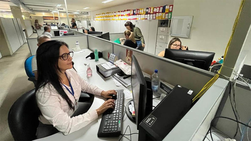 Imagem 1 - Governo regulamenta promoção de carreira para servidores efetivos do Rio Grande do Norte. Portarias que tratam dos critérios de pontuação para promoção de servidores lotados em órgãos da administração direta e indireta foram publicadas no Diário Oficial do Estado. O benefício abrange os servidores da Control, Departamento de Estradas e Rodagens (DER), Emater, Fundase, Gabinete Civil, Idema, Ipern, Jucern, PGE, Secretaria de Estado da Administração (Sead) e Secretaria de Estado da Fazenda (Sefaz). “A promoção na carreira demonstra o respeito, reconhecimento e a importância da contribuição do funcionalismo na prestação do serviço público. Mais da metade dos órgãos contemplados não tinham regulamento de promoção, inclusive dois deles sequer possuíam previsão legal para os servidores progredirem”, disse o secretário da Administração, Pedro Lopes. Imagem 1 - Governo regulamenta promoção de carreira para servidores efetivos do Rio Grande do Norte. Portarias que tratam dos critérios de pontuação para promoção de servidores lotados em órgãos da administração direta e indireta foram publicadas no Diário Oficial do Estado. O benefício abrange os servidores da Control, Departamento de Estradas e Rodagens (DER), Emater, Fundase, Gabinete Civil, Idema, Ipern, Jucern, PGE, Secretaria de Estado da Administração (Sead) e Secretaria de Estado da Fazenda (Sefaz). “A promoção na carreira demonstra o respeito, reconhecimento e a importância da contribuição do funcionalismo na prestação do serviço público. Mais da metade dos órgãos contemplados não tinham regulamento de promoção, inclusive dois deles sequer possuíam previsão legal para os servidores progredirem”, disse o secretário da Administração, Pedro Lopes.