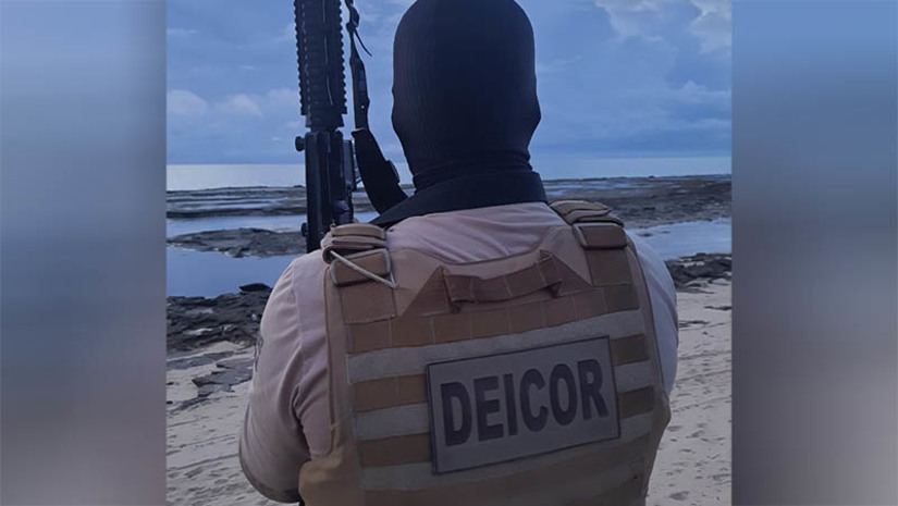 Imagem 1 -  Regulamentada, Deicor/RN passará a contar com três delegacias de Repressão ao Crime Organizado. O decreto regulamentando a Divisão Especializada em Investigação e Combate ao Crime Organizado (Deicor), foi emitido pelo Governo do Estado nesta terça-feira (1º), conforme o previsto na Lei Orgânica e Estatuto da Polícia Civil do Rio Grande do Norte (270/2004). A divisão será ligada à Delegacia-Geral da PCRN e contará com três delegacias especializadas subordinadas: Repressão a Roubos e Furtos contra Instituições Bancárias e Empresas de Transporte de Valores (DRFB), Repressão às Facções Criminosas (DEFAC) e Repressão ao Crime Organizado (DRACO). A DEICOR terá competência para desenvolver ações de investigações voltadas, especificamente, para o combate às organizações criminosas, levantando informações para o planejamento estratégico da ação policial, a partir de dados coletados pelo Setor de Inteligência, além de instaurar e presidir inquéritos policiais.