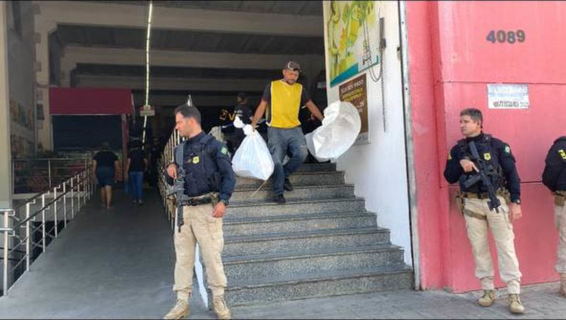 Imagem 1 - Operação da RFB apreende cerca de R$ 2 milhões em mercadorias importadas, em Mossoró. A fiscalização está acontecendo desde o início da manhã desta quarta-feira (2), em lojas do Centro de Mossoró, que comercializam mercadorias importadas. Entre os itens apreendidos estão roupas, calçados, celulares e acessórios. À reportagem do MOSSORÓ HOJE, o auditor fiscal Marcos Santos informou que os comerciantes terão um prazo para apresentar a documentação da mercadoria apreendida. Caso a situação não seja regularizada, resultará na perda dos bens, bem como na abertura de um processo criminal. Imagem 1 - Operação da RFB apreende cerca de R$ 2 milhões em mercadorias importadas, em Mossoró. A fiscalização está acontecendo desde o início da manhã desta quarta-feira (2), em lojas do Centro de Mossoró, que comercializam mercadorias importadas. Entre os itens apreendidos estão roupas, calçados, celulares e acessórios. À reportagem do MOSSORÓ HOJE, o auditor fiscal Marcos Santos informou que os comerciantes terão um prazo para apresentar a documentação da mercadoria apreendida. Caso a situação não seja regularizada, resultará na perda dos bens, bem como na abertura de um processo criminal.