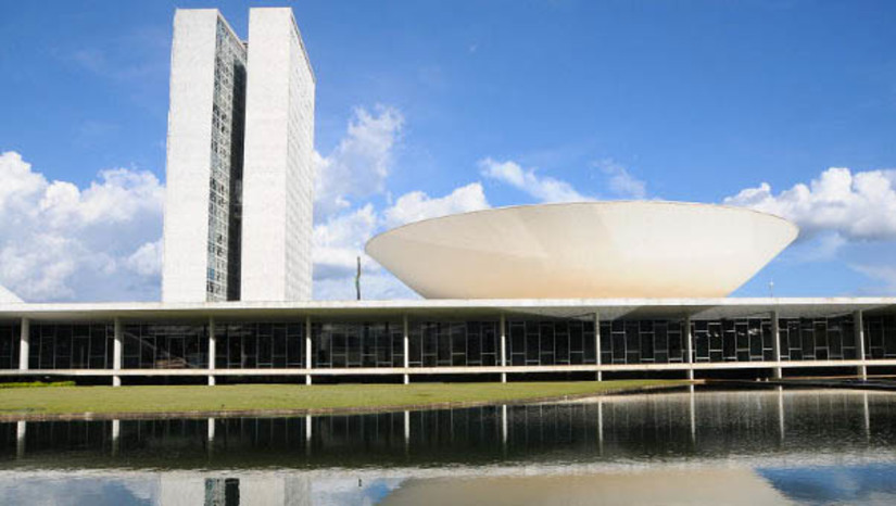 Imagem 1 -  [COLUNA ESPLANADA]. Os governistas do Congresso Nacional não vão resistir à ameaça do relator do arcabouço fiscal na Câmara, deputado Cláudio Cajado (PP-BA), que pretende manter no limite de despesas da nova lei que organiza as finanças do Governo e os gastos com o Fundo de Financiamento da Educação Básica (Fundeb), que financia a Ciência e Tecnologia e do fundo que abastece parte do orçamento do DF. “Estas demandas não foram do Governo e não fazem diferença pra nós”, explicou o líder de Lula da Silva no Senado, Jaques Wagner (PT-BA).