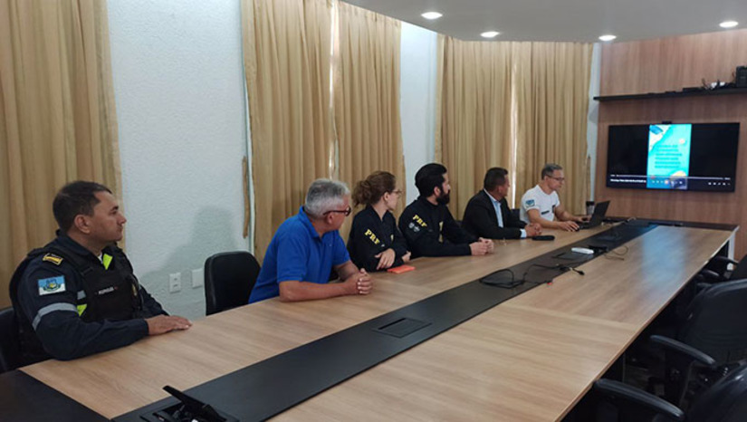 Imagem 1 -  O software foi desenvolvido pela Secretaria Municipal de Segurança Pública, Defesa Civil, Mobilidade Urbana e Trânsito (SESDEM), em parceria com a Polícia Rodoviária Federal (PRF) e, em Mossoró-RN, começa a valer a partir de segunda-feira, dia 7. O secretário de Segurança DE Mossoró, Coronel Walmary Costa, disse que será feito uma campanha educativa por dois meses para instruir a população. “Esse sistema trará mais comodidade e conforto para a pessoa que está envolvida no acidente. Ela não precisará mais ficar esperando por 20, 30 minutos ou até uma hora pela presença do agente de trânsito, a fim de registrar a ocorrência”, explicou o diretor de Mobilidade Urbana, Luís Correia, que explica, acrescentando que o acidentado deve pegar os dados dos veículos, do local, fazer fotos do local retratando os veículos e seguir viagem, para registrar a ocorrência no computador em casa.